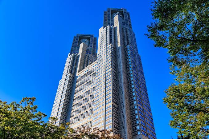 東京都職員の月給約1万円引き上げを勧告｜ボーナスも増額で年収平均26.4万円アップ【東京都人事委員会】